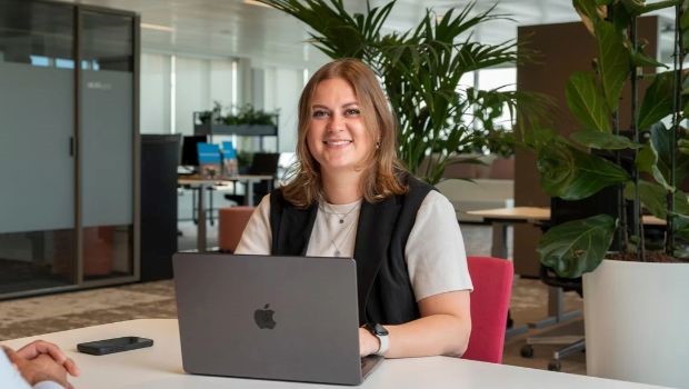 vrouw achter laptop