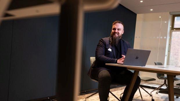 man achter laptop