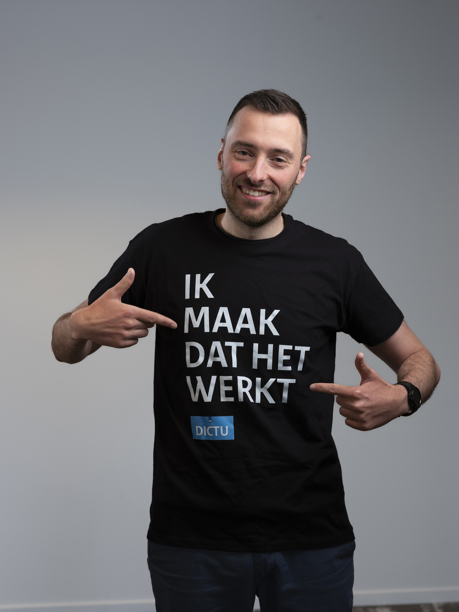 Mickey Verreck met shirt met tekst Ik maak dat het werkt