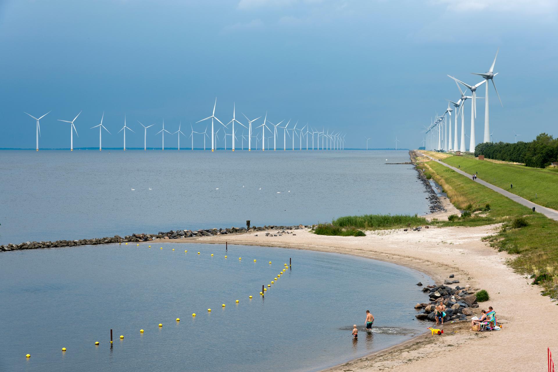 Windmolens aan de kust
