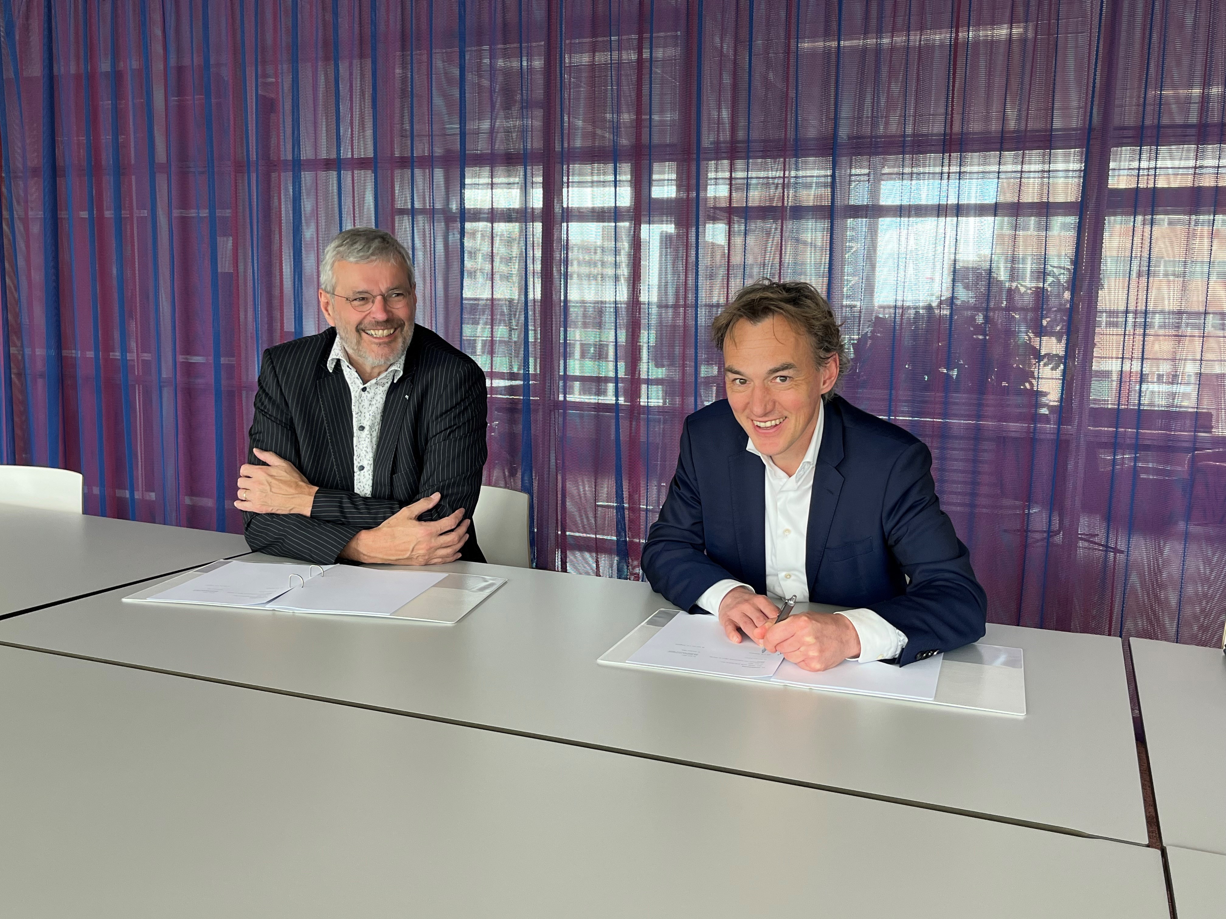 Ondertekening contract door Frank Jongbloed (directeur Domeinen, l.) en Richard Wiersema (directeur Operatie DICTU, r.)