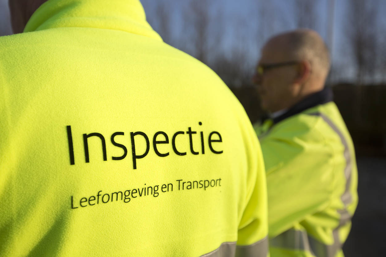 twee mannen op de rug van Inspectie Leefomgeving en Transport