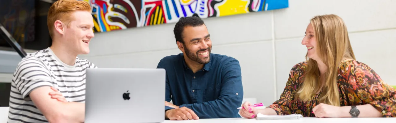 Groep mensen aan het werk