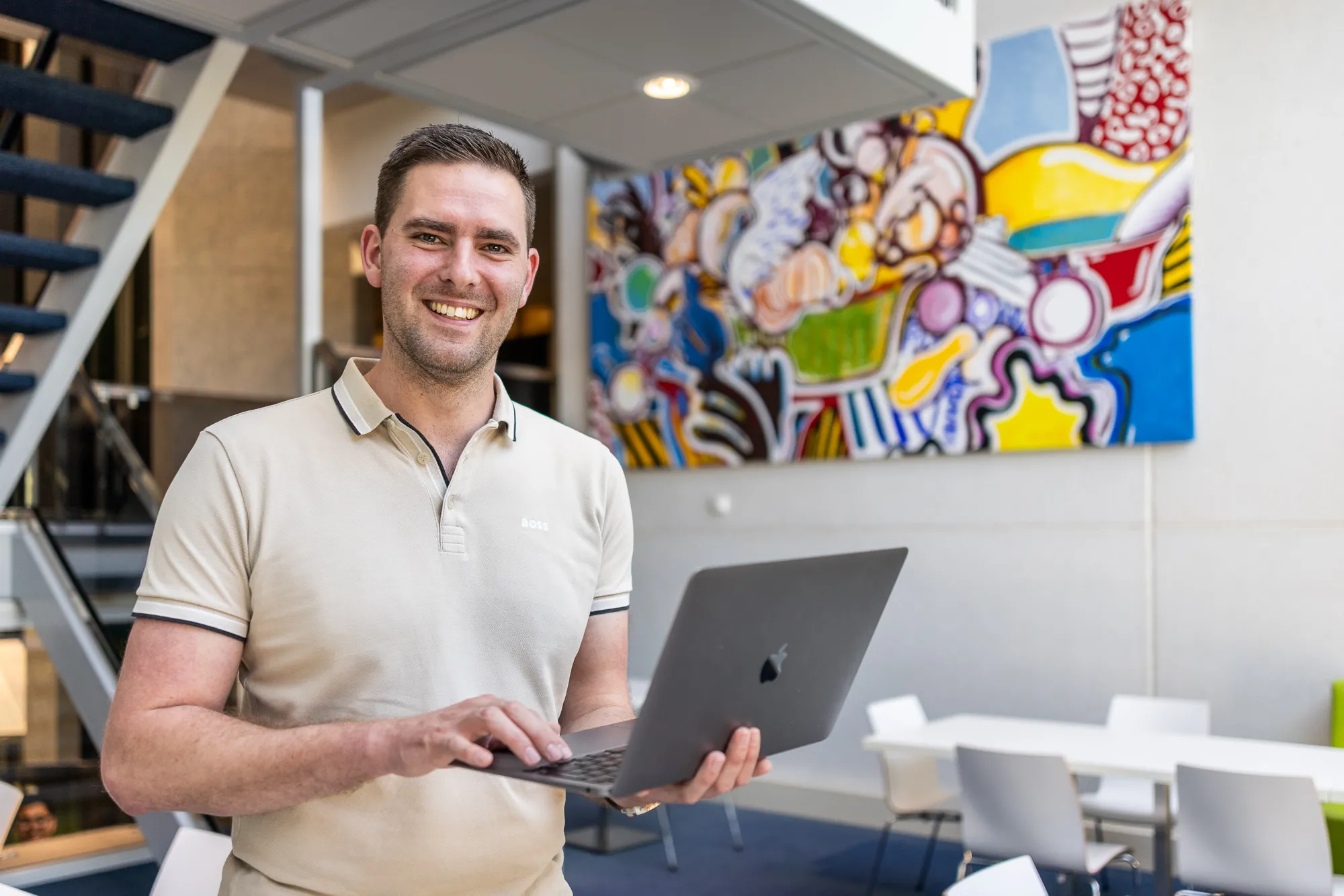 Edwin Brongers met laptop in de hand