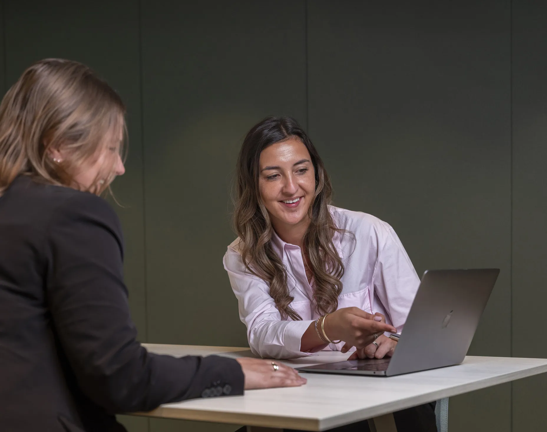 Alicia aan tafel in overleg met collega