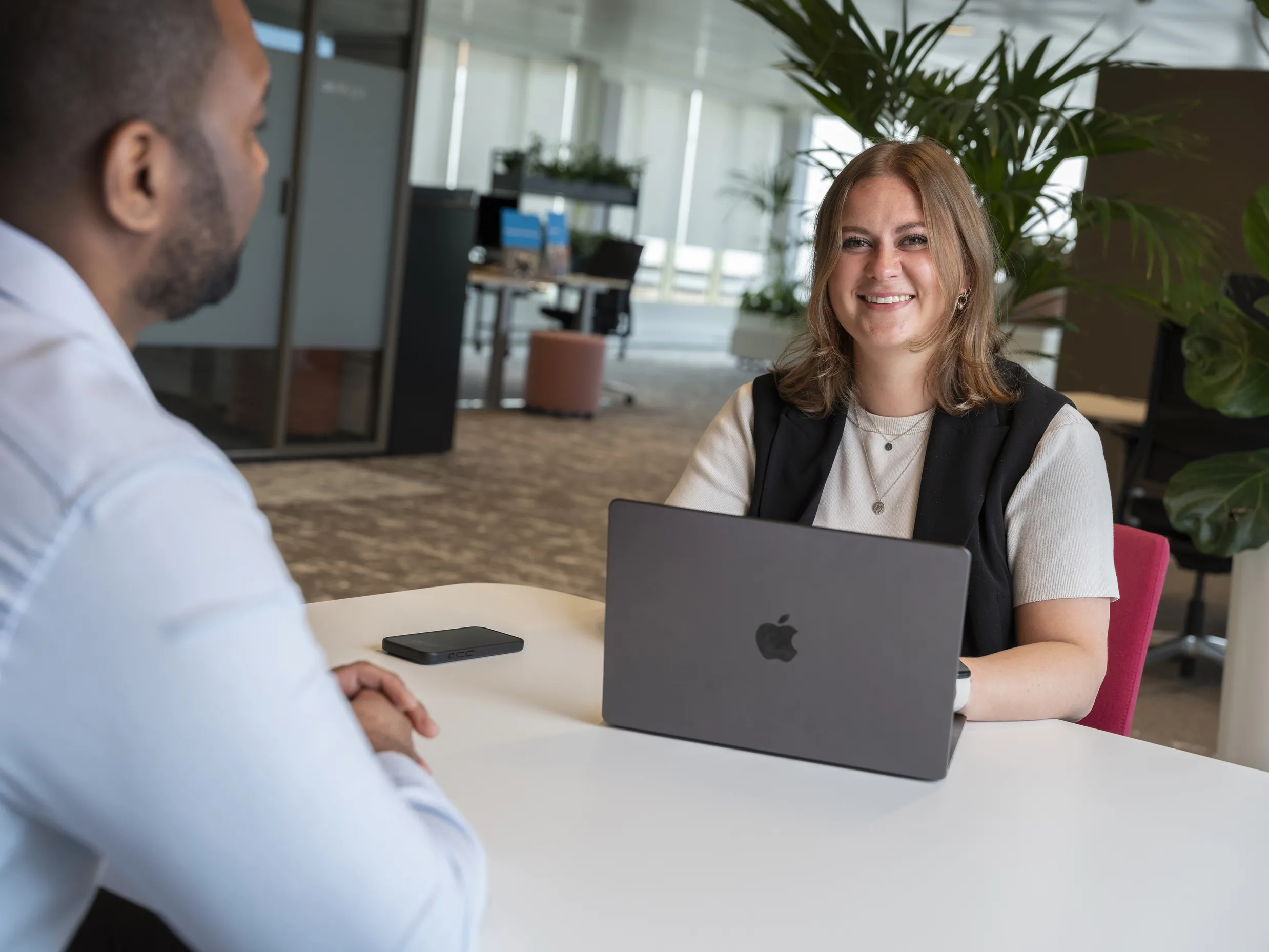 Angelique aan tafel in overleg met collega