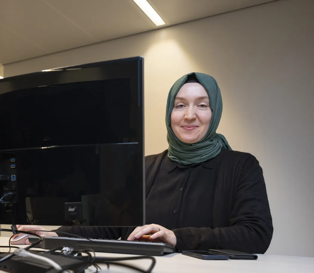 Merve Okur achter laptop