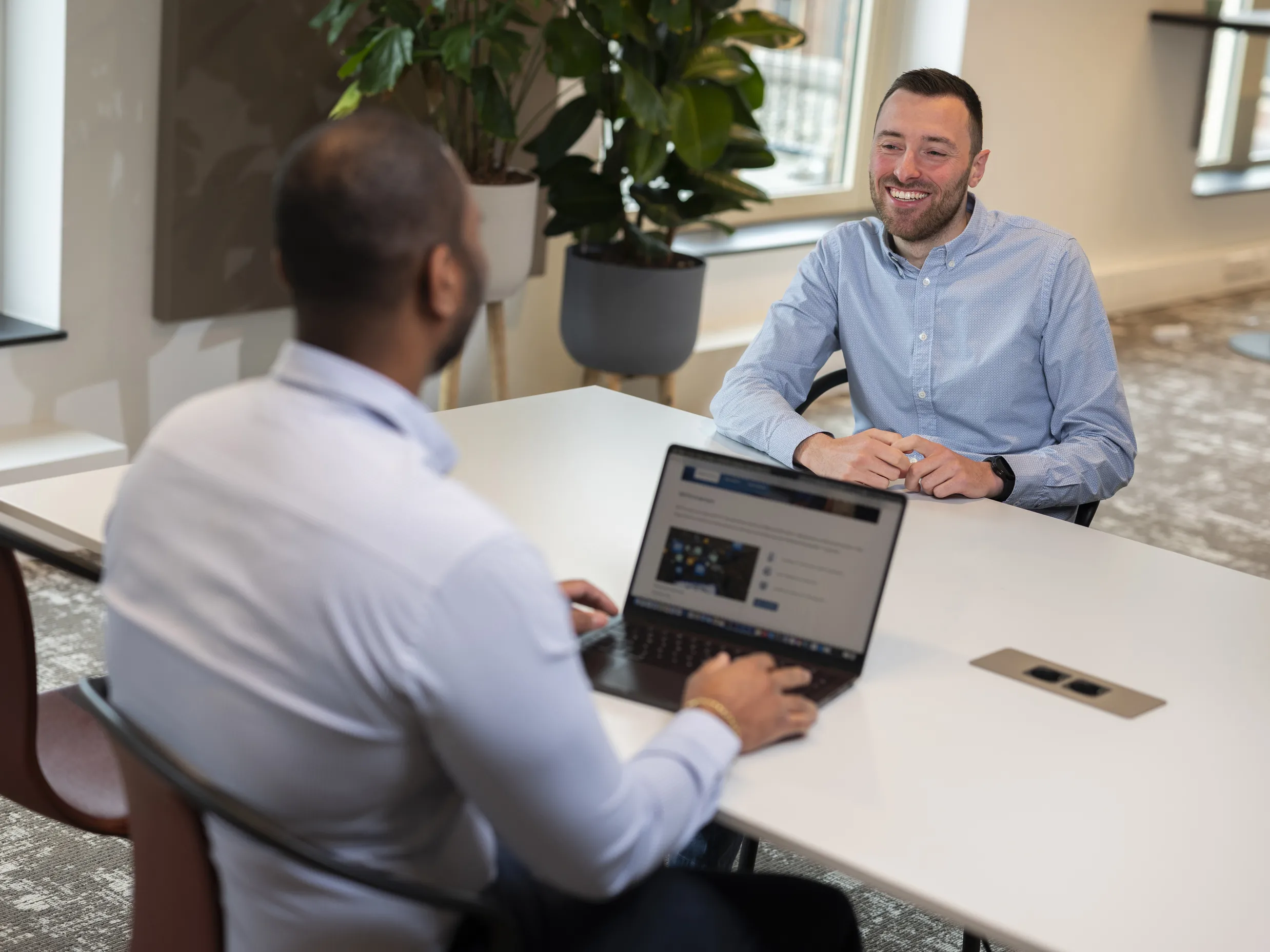 DICTU collega Mikey Verreck aan tafel met een collega