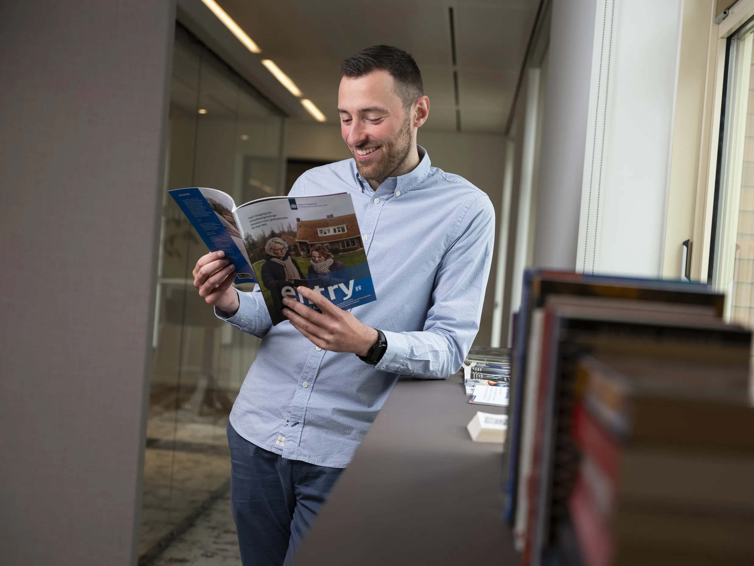 Mikey Verreck leest het tijdschrift Entry