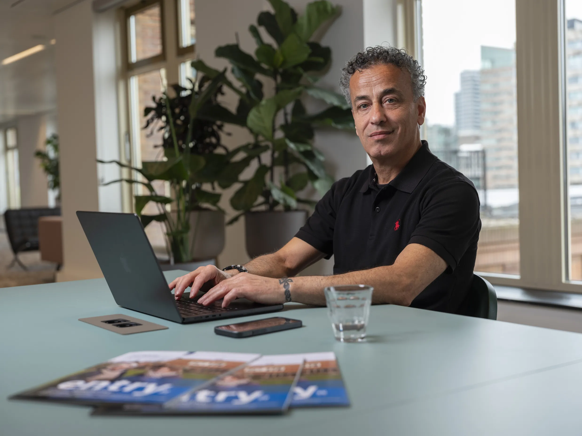 Mo Fneish: man zittend achter tafel met een laptop