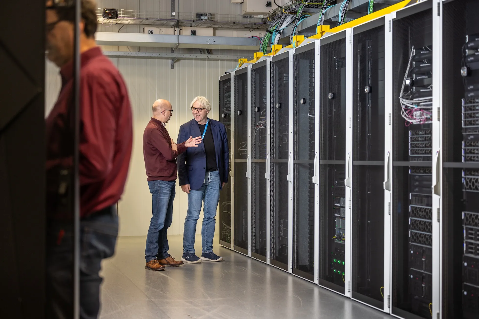 twee mannnen in een data center van ODC NOORD