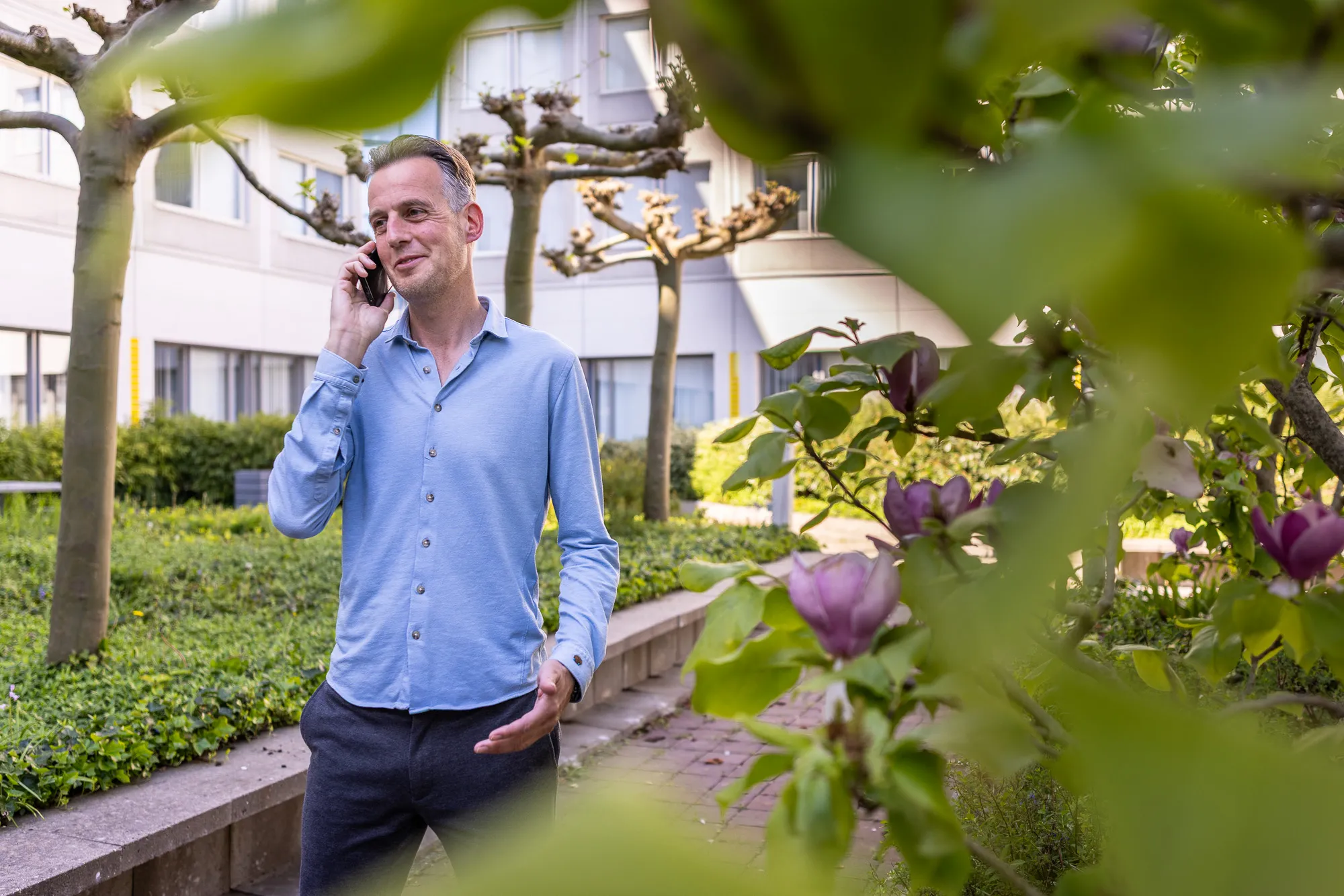 Olaf Sloot is aan het telefoneren