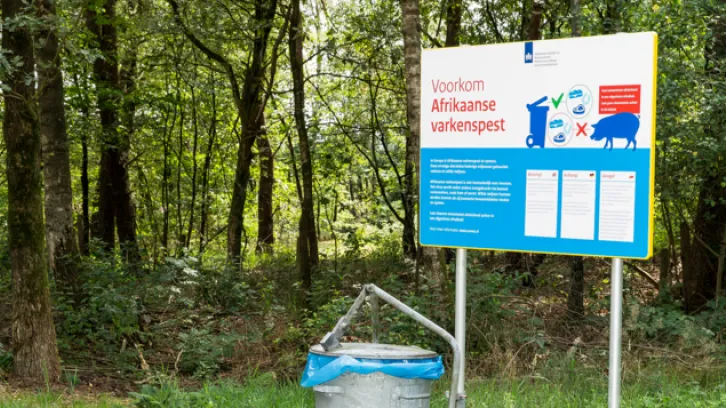Bord in natuur over varkenspest