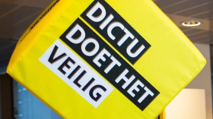 Geel blok DIctu doet het veilig