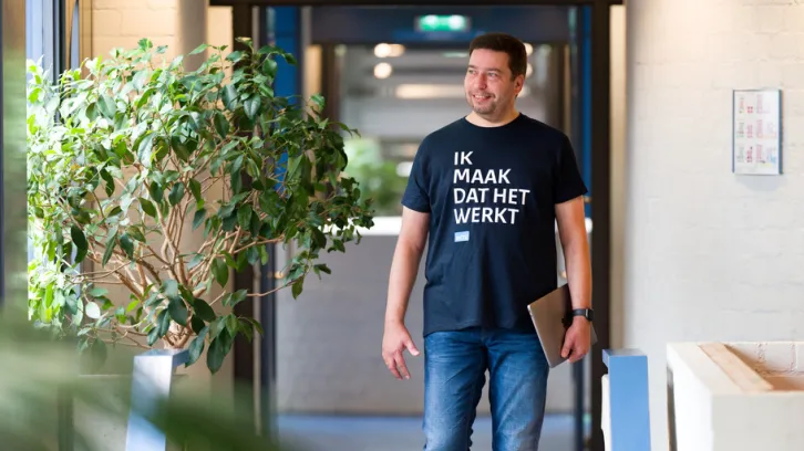 Roland in een gang