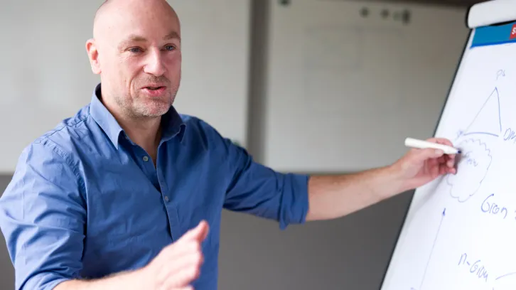 Robert Bos bij een whiteboard