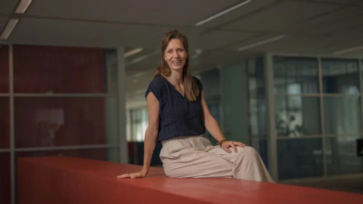 Odile zittend op tafel