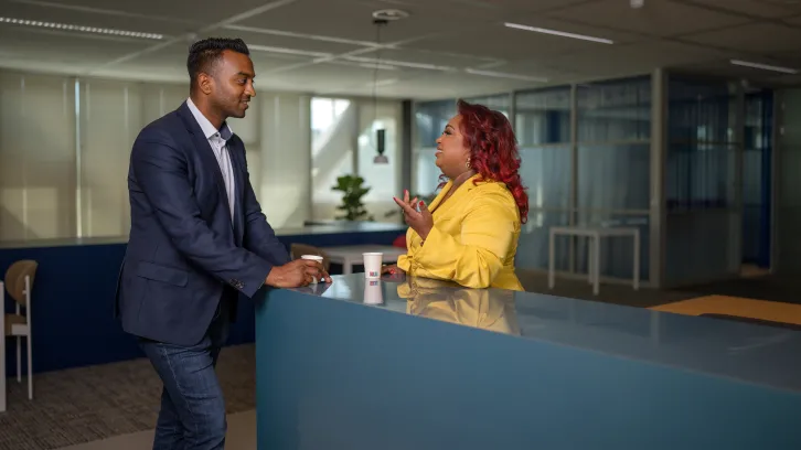 Jentie in gesprek met een mannelijke collega