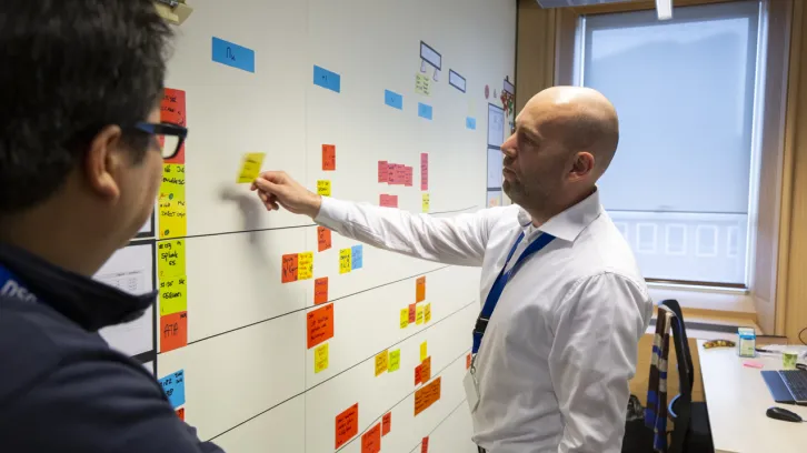 Man voor standup bord