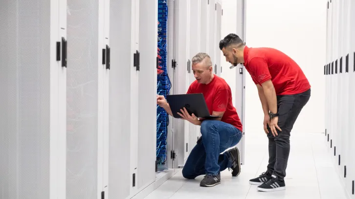 Mannen in serverruimte aan het werk
