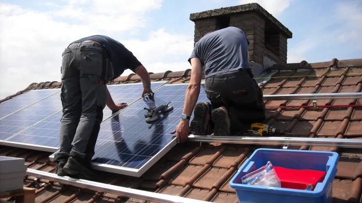 zonnepanelen op het dak leggen