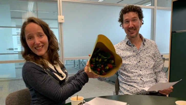 Michiel en Eva met bloemen