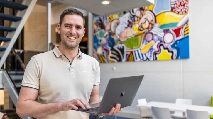Edwin Brongers met laptop in de hand