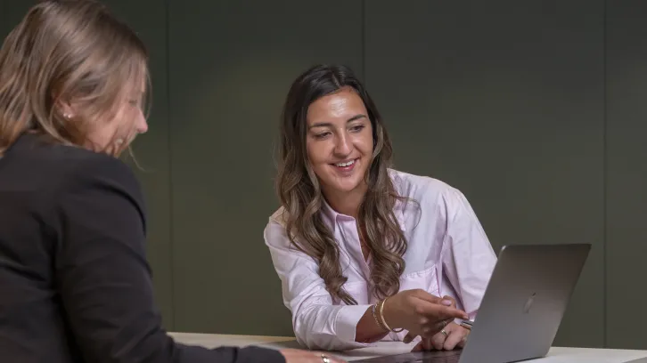 Alicia aan tafel in overleg met collega