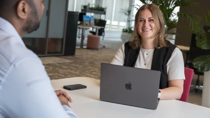 Angelique aan tafel in overleg met collega