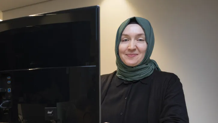 Merve Okur achter laptop