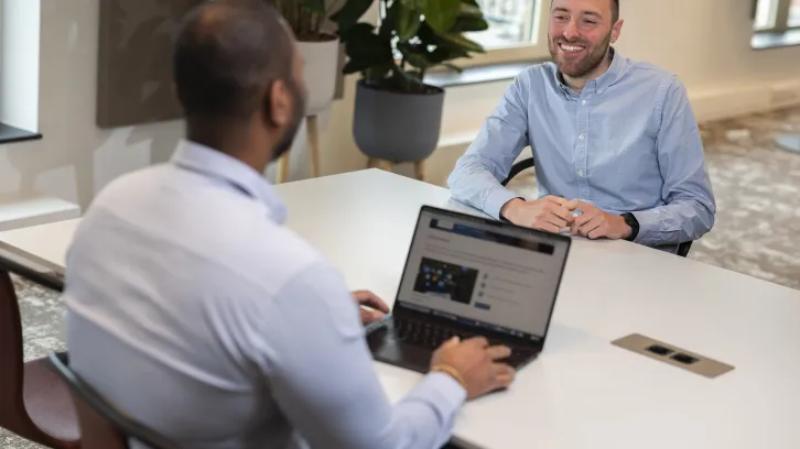 DICTU collega Mikey Verreck aan tafel met een collega
