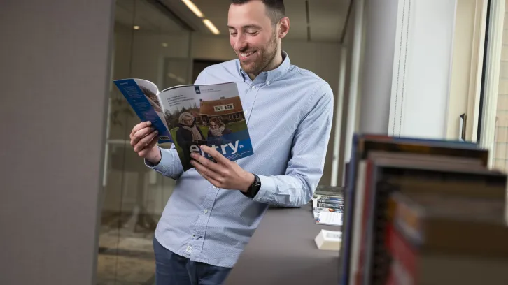 Mikey Verreck leest het tijdschrift Entry