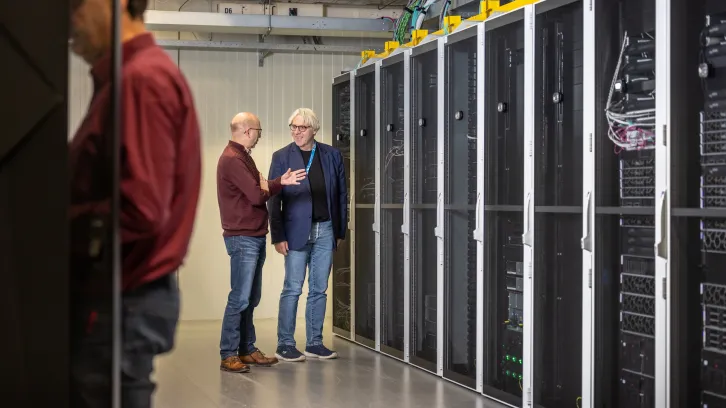 twee mannnen in een data center van ODC NOORD