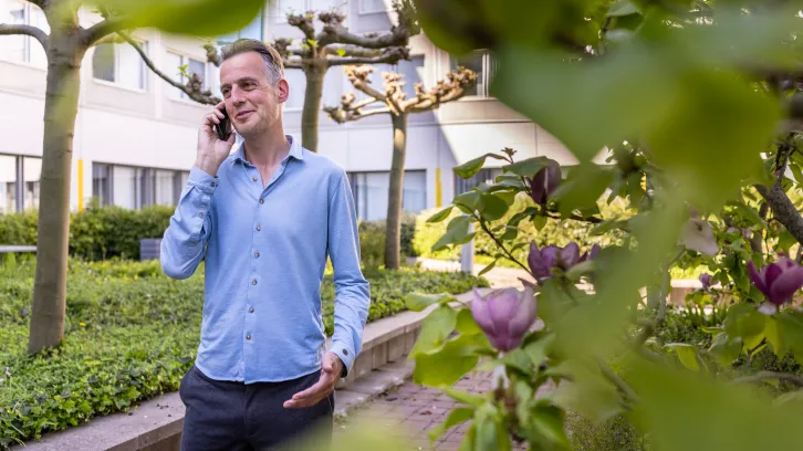 Olaf Sloot is aan het telefoneren