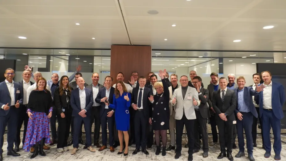 DICTU medewerkers en applicatiepartners na het ondertekenen van de overeenkomst